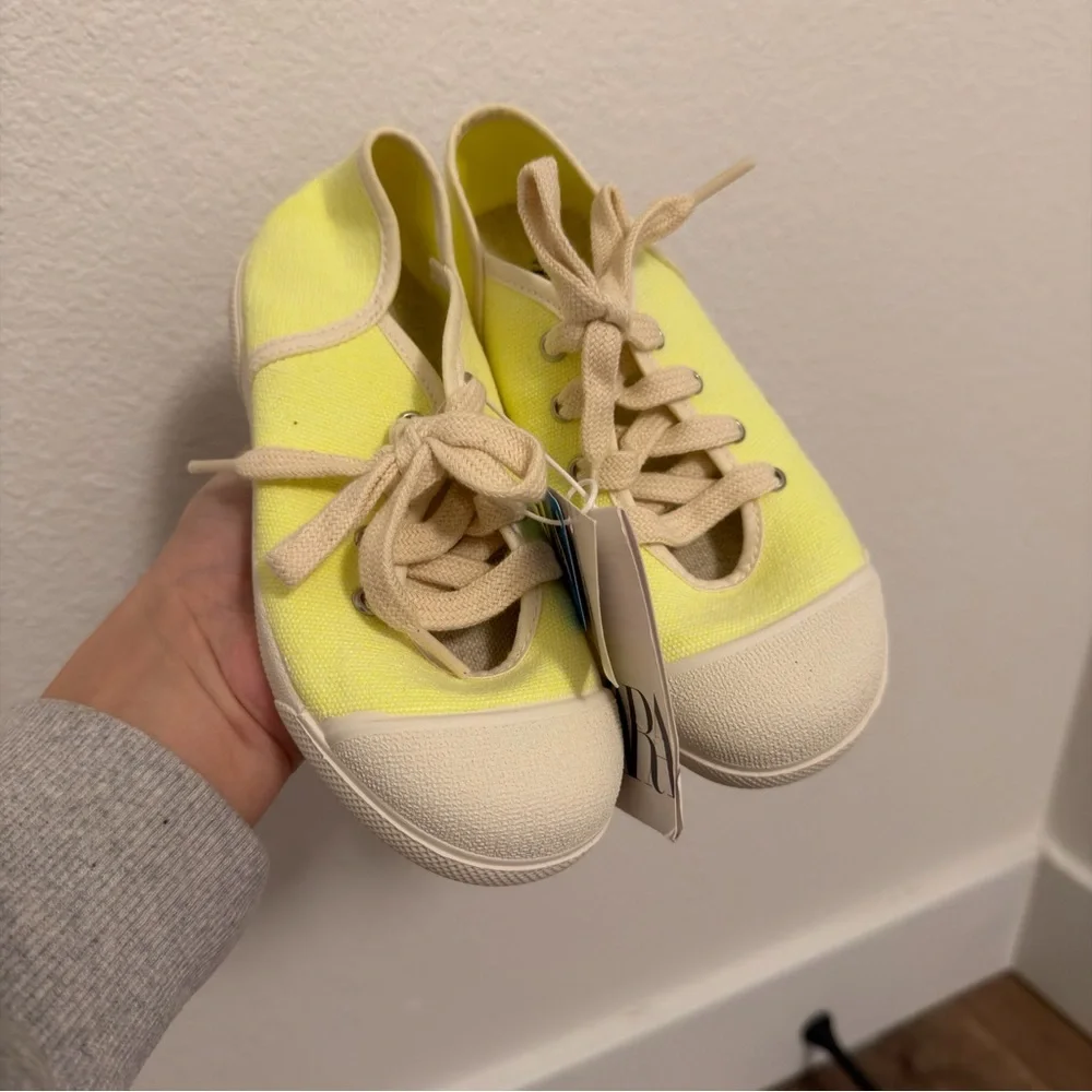Zara Neon Green Canvas Sneakers Euro Style Lace Up Size 27, 10.5C Unisex Toddler